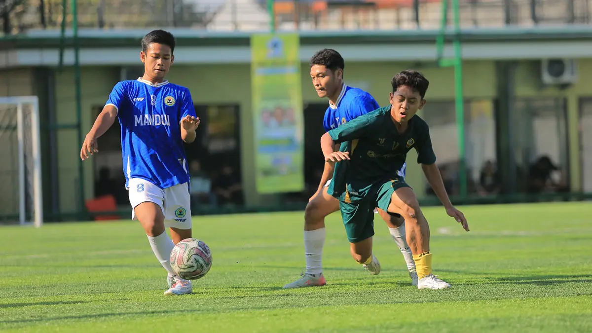 SENGIT: MAN 2 Kota Madiun saat menghadapi MAN 2 Ponorogo di babak semifinal Bahlil Mini Soccer Zona Madiun di Gontor Mini Soccer kemarin (4/9).BAGAS BIMANTARA/JAWA POS RADAR MADIUN