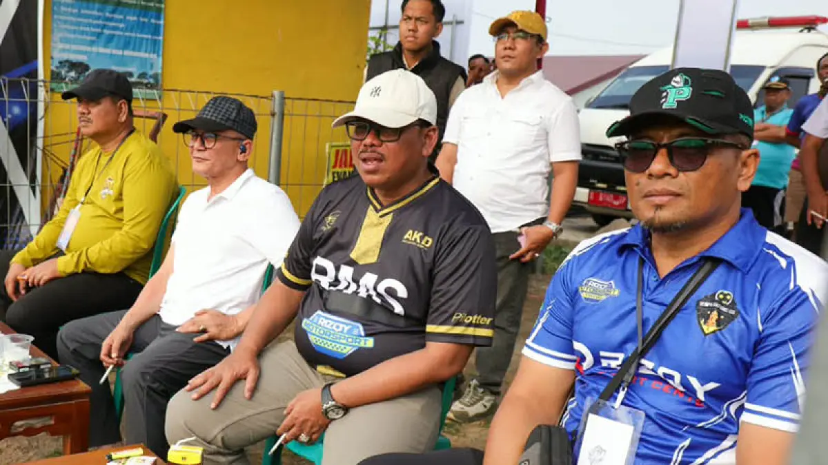 SUPPORT PENUH: Wabup Pasuruan Shobih Asrori dan Ketua DPRD Samsul Hidayat saat menonton di Lapangan Ngadimulyo, Sukorejo. (Foto: M Zubaidillah/Jawa Pos Radar Bromo)