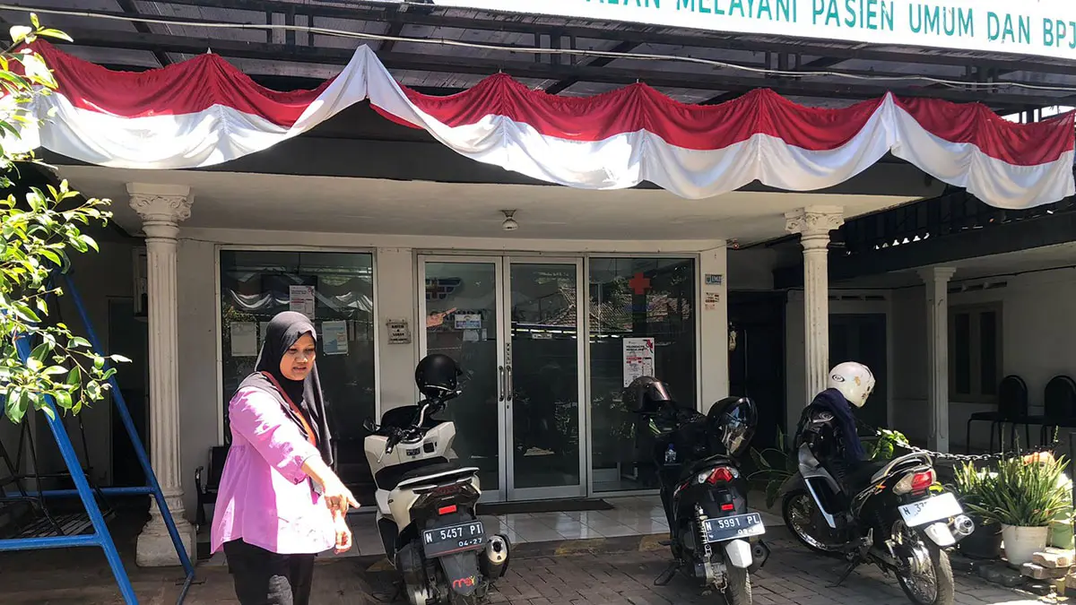 TKP: Marlina, 36, kakak korban Reynaldi, 28, menunjukkan lokasi terakhir motor milik adiknya diparkir di lahan parkir sebuah klinik kesehatan di Jalan Brantas, Kelurahan/Kecamatan Kademangan, Sabtu (5/9). (Inneke Agustin/ Radar Bromo)