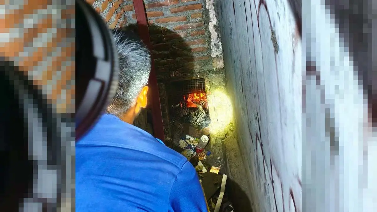 CEK LANGSUNG: Tim Damkar Satpol PP Kota Probolinggo mencari titik penyebab terjadinya asap tebal di Jalan Soekarno Hatta, Kelurahan Pilang, Kecamatan Kademangan, Kota Probolinggo, Jumat (4/9) malam. (DAMKAR SATPOL PP KOTA PROBOLINGGO FOR JAWA POS RADAR BROMO)