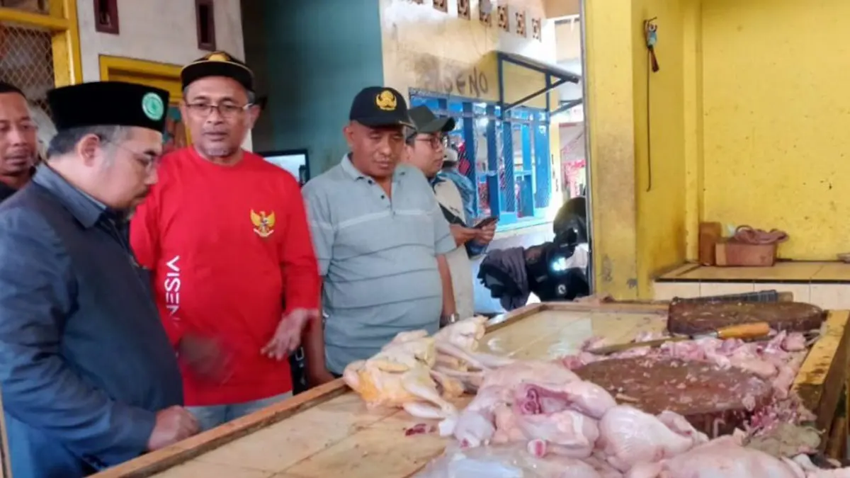 DICEK: Tim Diperta Kabupaten Probolinggo bersama instansi terkait melakukan pengawasan usaha pangan asal hewan di Pasar Semampir, Kecamatan Kraksaan.&nbsp;(DIPERTA FOR JAWA POS RADAR BROMO)