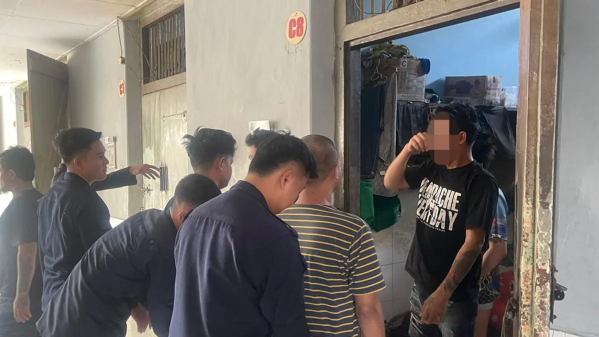 DIPERIKSA: Petugas Lapas Kelas IIB Probolinggo menggeledah sejumlah narapidana dari Hunian Blok C8, Jumat (4/9). (LAPAS KELAS IIB PROBOLINGGO FOR JAWA POS RADAR BROMO)