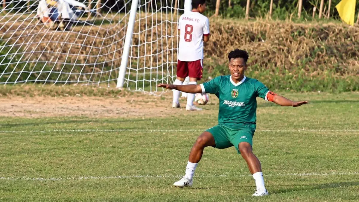 GOYANG CUNHA: Selebrasi kapten Bangil FC usai menjebol gawang Pohjentrek FC, Minggu (6/9). (Vikry Romadhoni/ Radar Bromo)