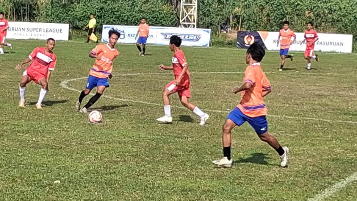 IMBANG: Laga antara Kraton FC (jersey orange hitam) dan Prigen FC yang digelar di Lapangan Kebotohan, Minggu (6/9) siang. (Fuad Alyzen/Jawa Pos Radar Bromo)