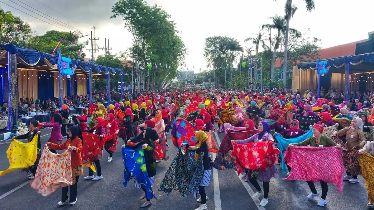 KAIN BATIK : 2.705 penari dengan busana tradisional menampilkan line dance dengan membawa kain batik mampu memecahkan rekor MURI dengan peserta terbanyak di dunia. 