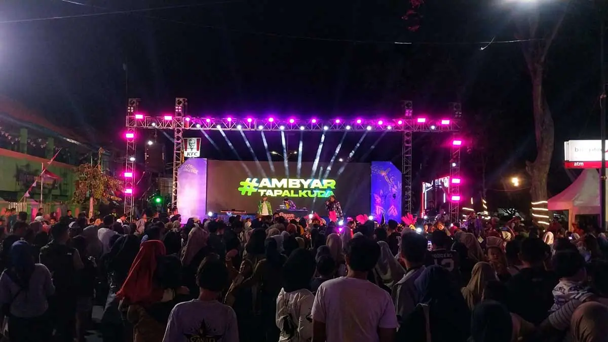 KONSER : Usai seremonial pengumuman dan penyerahan hadiah lomba-lomba Batik In Motion, di hari kedua, Sabtu malam (5/09), ada penampilan DJ kolaborasi dengan Doyan Wadon Band.