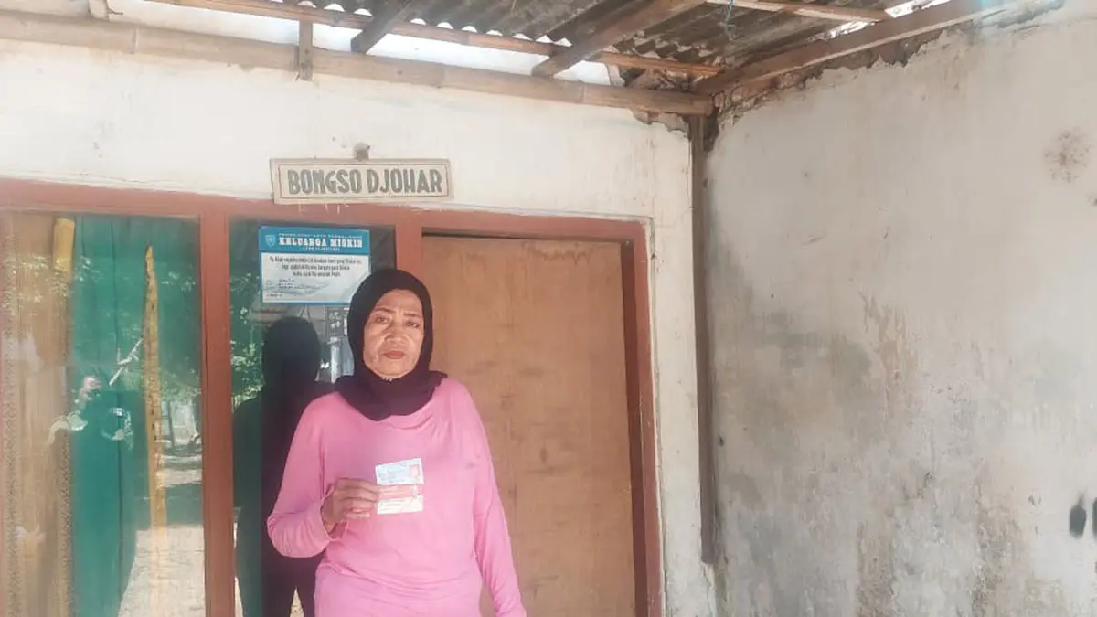 NAIK LEVEL: Sulastri, seorang janda menunjukan Kartu Keluarga Sejahtera yang sebelumnya digunakan untuk mencairkan bansos BPNT.&nbsp;(ARIF MASHUDI/JAWA POS RADAR BROMO)