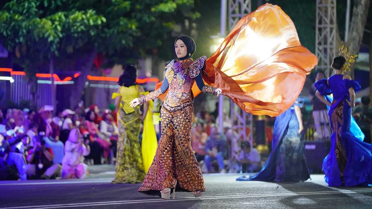 Penampilan salah satu pengisi acara Batik in Motion 2026. 