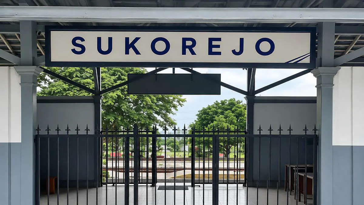 PINTU TERTUTUP: Area pintu masuk ruang tunggu penumpang Stasiun Sukorejo yang tampak lengang dan terkunci rapat. (Muhamad Busthomi/Radar Bromo)