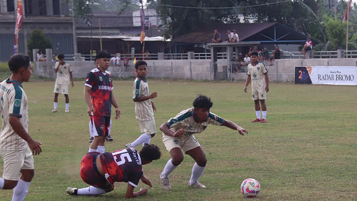 SERI: Laga antara Beji United (jersey hitam merah) dan Sukorejo United di Lapangan Ngadimulyo, Minggu (6/9) siang. (Foto: Fandi Armanto/Jawa Pos Radar Bromo)