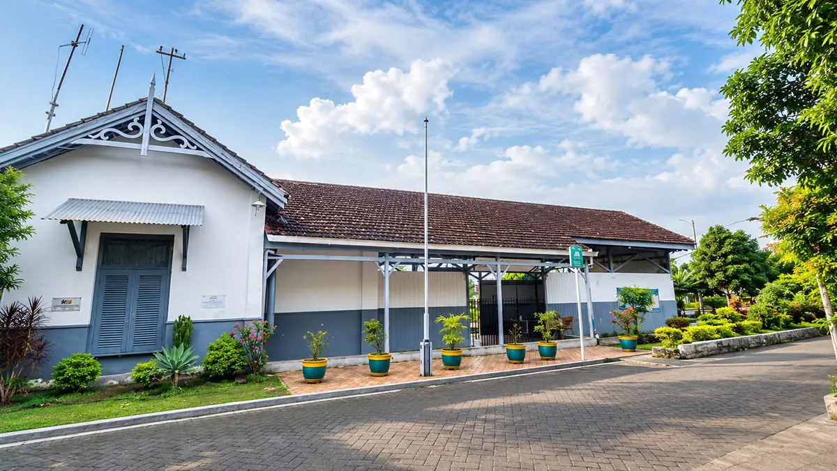 TETAP KOKOH: Kondisi terkini bangunan utama Stasiun Sukorejo yang terletak di Desa Glagahsari, Kecamatan Sukorejo, Kabupaten Pasuruan, yang masih kokoh. (Muhamad Busthomi/Radar Bromo)