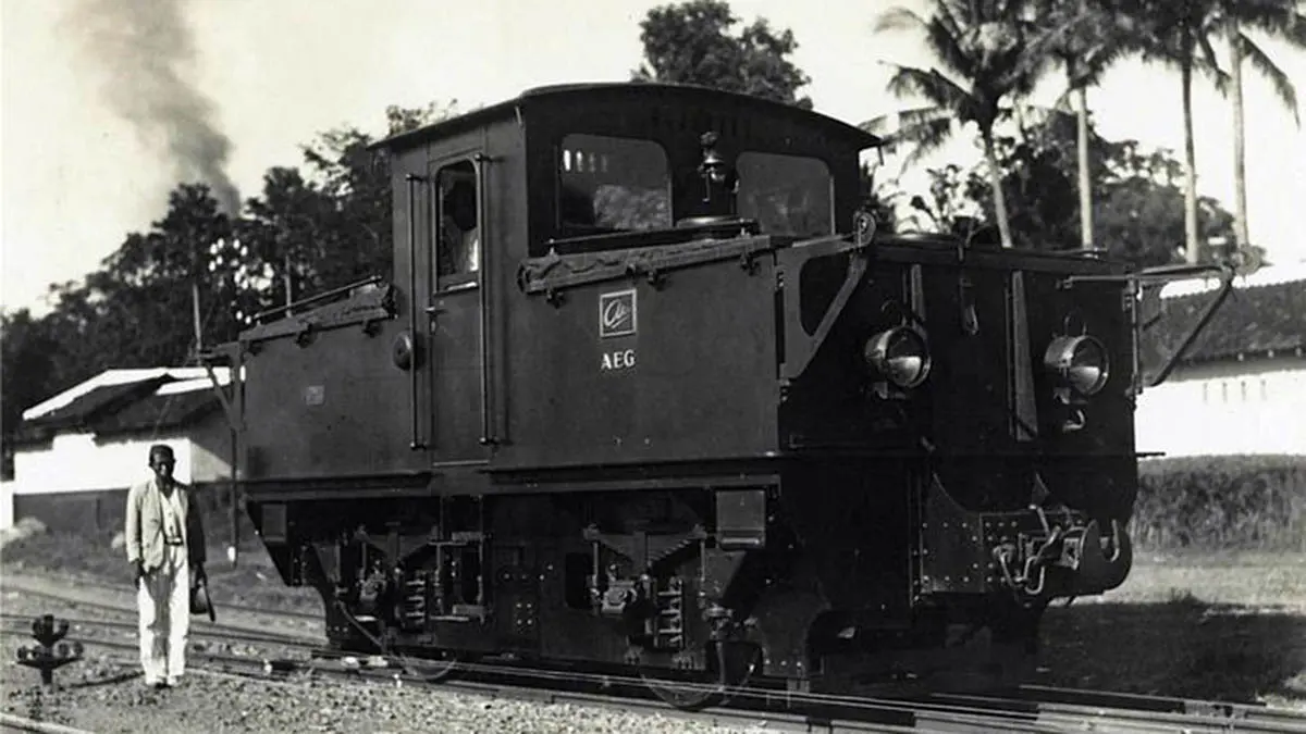 URAT NADI TEBU: Rangkaian lokomotif uap saat melintas di kawasan Sukorejo, Kabupaten Pasuruan sekitar tahun 1920. (Istimewa)