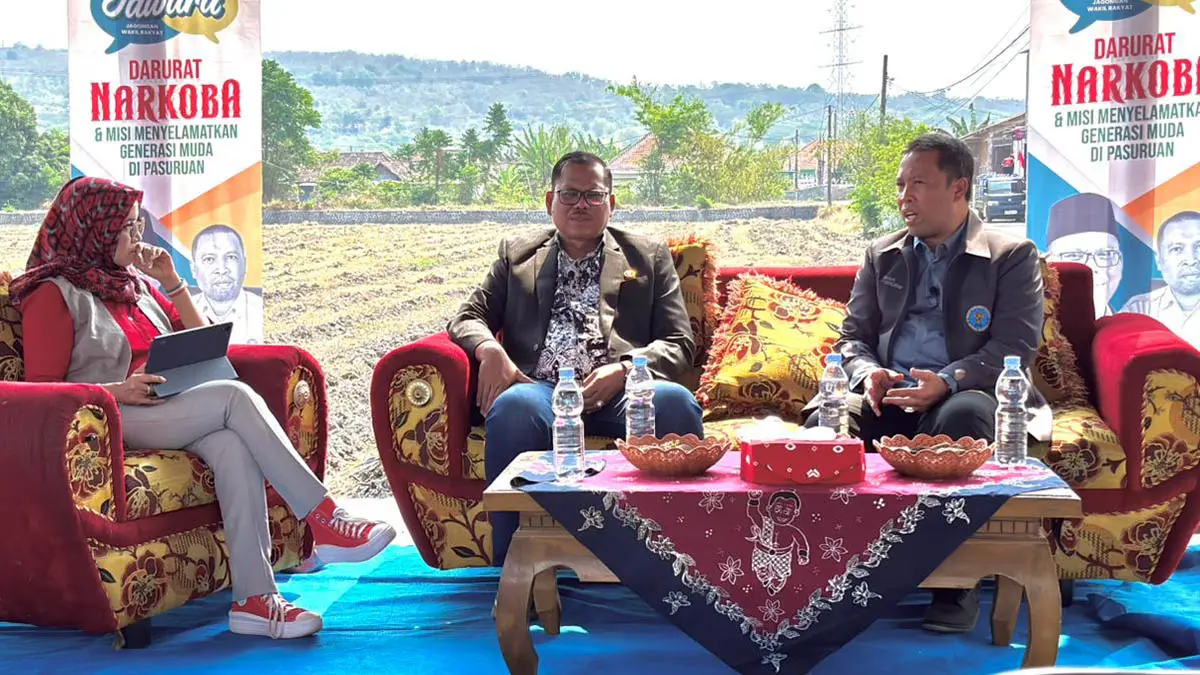 BEDAH KASUS: Ketua DPRD Kabupaten Pasuruan Samsul Hidayat, S.Ag., M.Pd.I., bersama Kepala BNNK Pasuruan Masduki, SH., MH., saat menjadi narasumber dalam program podcast JAWARA. (Farhah Annisa/Radar Bromo)