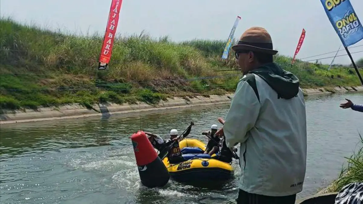 BERPRESTASI: Atlet Muda FAJI Kabupaten Probolinggo mendominasi nomor Slalom Kejurprov Arung Jeram 2026, Sabtu (5/9). (ISTIMEWA)