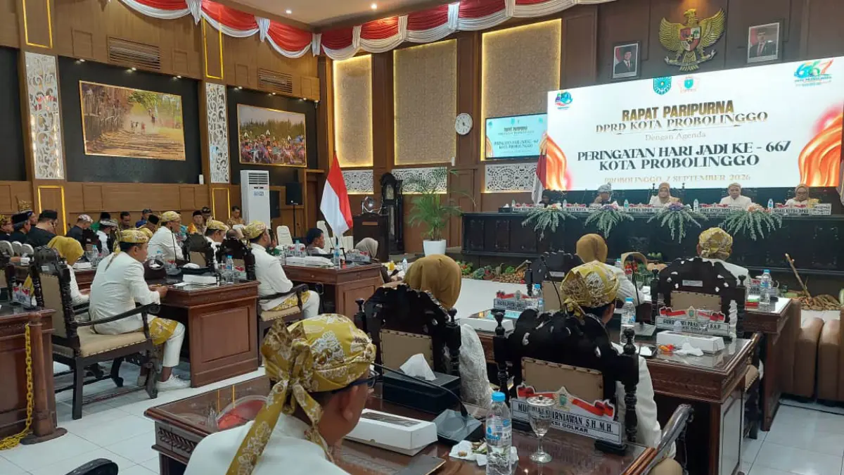 HARI JADI: DPRD Kota Probolinggo menggelar Rapat Paripurna DPRD Kota Probolinggo dalam Rangka Memperingati Hari Jadi ke-667 Kota Probolinggo, Senin (7/9). (ARIF MASHUDI/JAWA POS RADAR BROMO)
