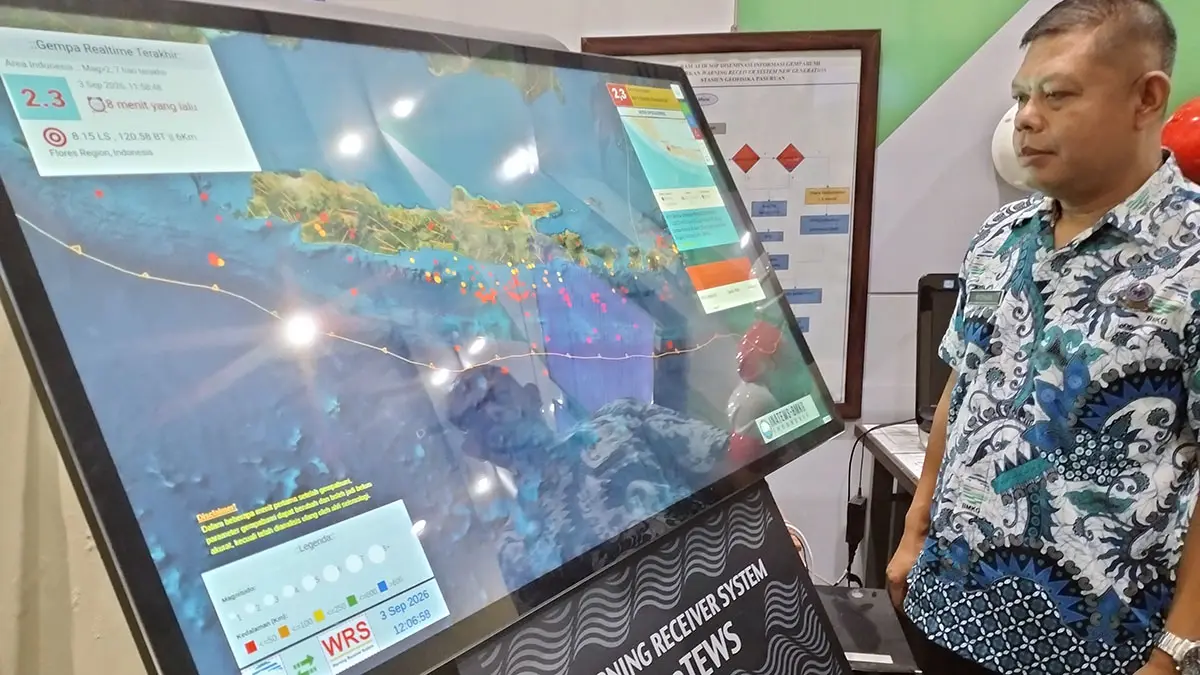 MEMBACA DATA: Rozikan sedang membaca data di Stasiun Geofisika Kelas I Pasuruan di Desa Plintahan, Pandaan, Kabupaten Pasuruan. Tiap hari, dia menganalisis petir dan tsunami. (Rizal Syatori/ Radar Bromo)