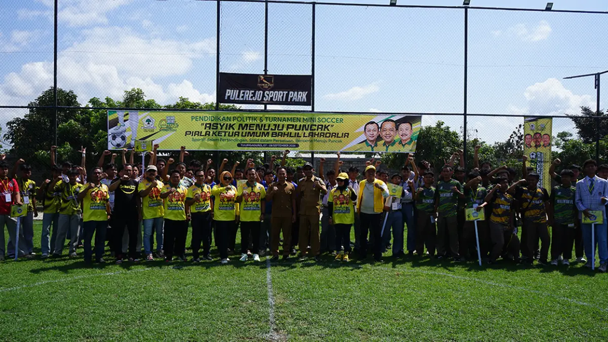 MERIAH: Perwakilan empat DPD Partai Golkar berfoto bersama peserta Bahlil Mini Soccer Asyik Menuju Puncak Zona 3 Tulungagung di Pulerejo Sport Park, Senin (7/9). (DR Perdana/ Radar Tulungagung)