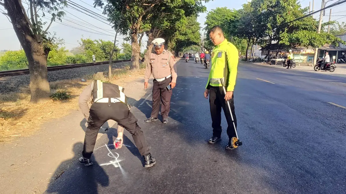 OLAH TKP: Petugas kepolisian saat melakukan olah TKP atas insiden kecelakaan yang merenggut nyawa Soni Mulyo Budoyo, 53, warga Kecamatan Wiyung, Kota Surabaya. (Unitlantas Polsek Beji for Radar Bromo)