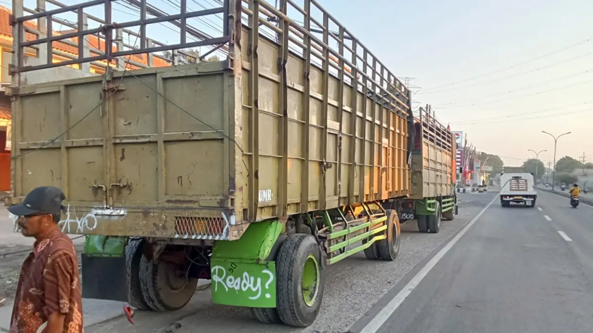 PICU KECELAKAAN MAUT: Truk gandeng yang parkir di bahu jalan hingga memicu kecelakaan maut yang menewaskan pengendara motor Beat Petugas kepolisian saat melakukan olah TKP insiden kecelakaan yang menewaskan pemotor.