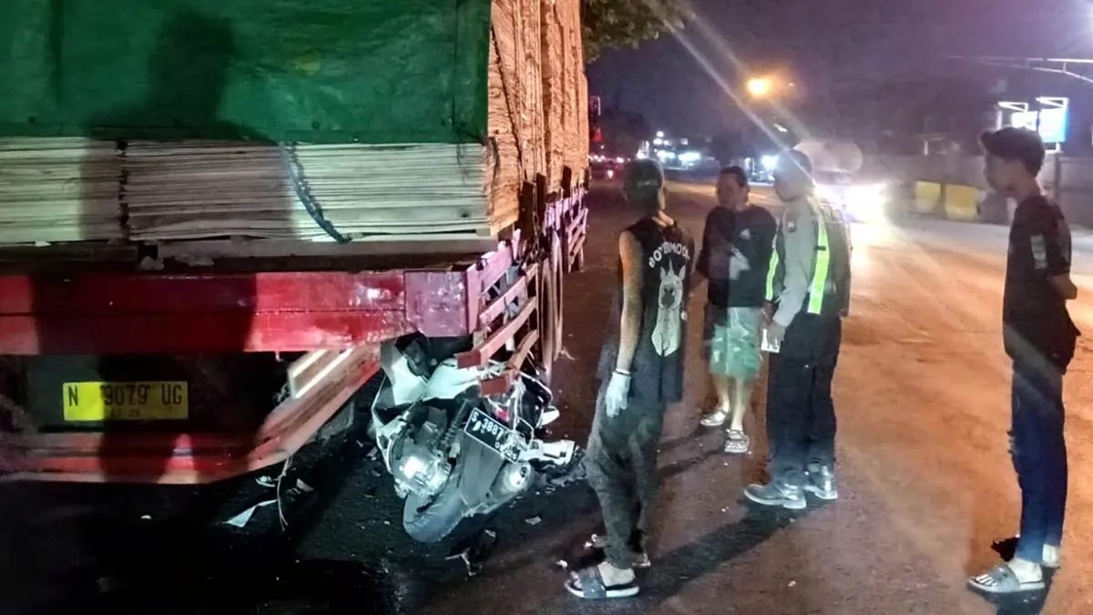 RINGSEK: sepeda motor Honda PCX nopol S 3887 NBG milik korban ringsek parah saat menghantam bagian belakang truk tronton. (Unitlantas Polsek Gempol for Radar Bromo)