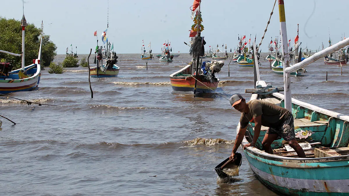WASPADA CUACA: Deretan perahu milik nelayan bersandar di tepian pesisir perairan Pasuruan. (Mokhamad Zubaidillah/Radar Bromo)
