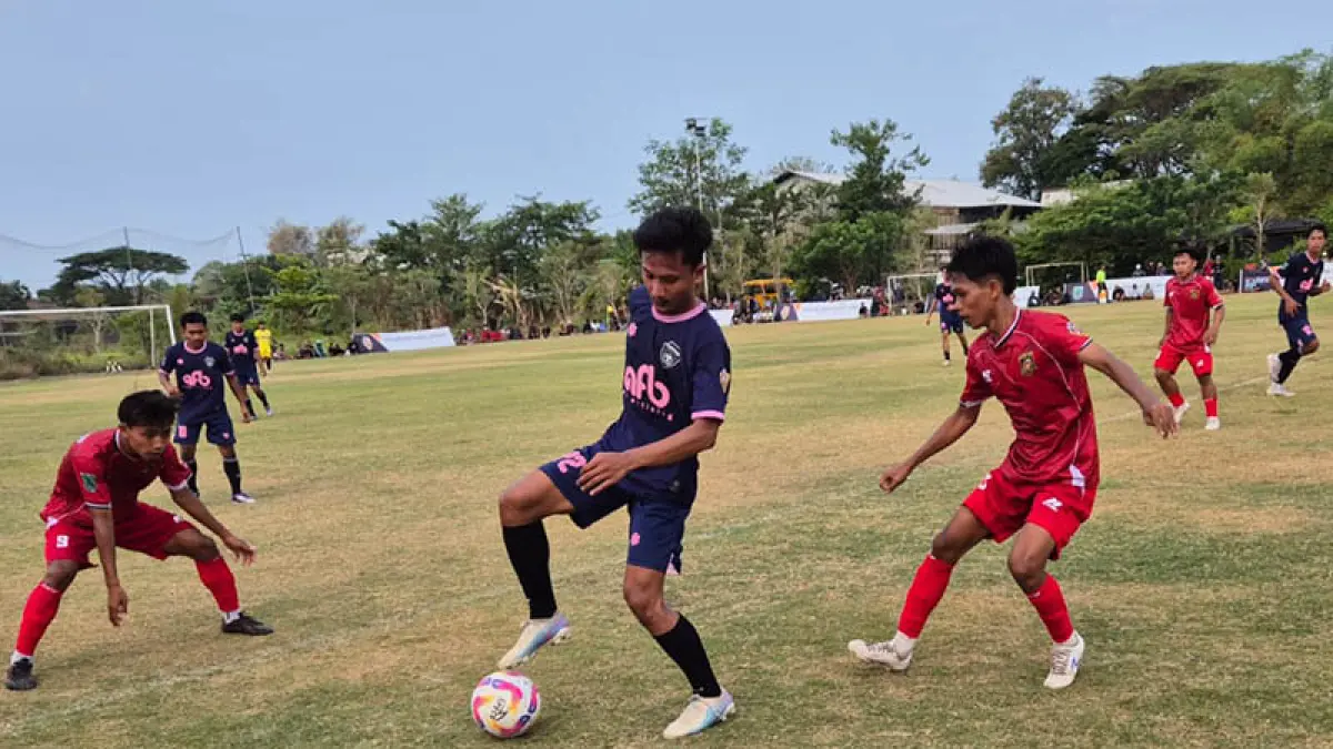 HADANG: Pemain Lekok United (jersey merah) mencoba menghadang pemain Ourwosari FC dalam laga di Lapangan Mojoparon, Selasa (8/9). (Foto: Fahrizal Firmani/Jawa Pos Radar Bromo)