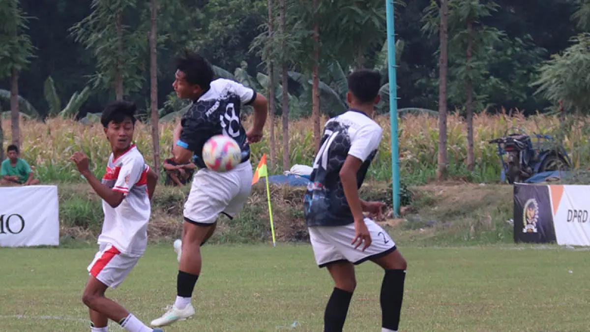 INCAR BOLA: Pemain Prigen FC (jersey putih-merah) saat melawan Tutur FC dalam laga Grup A di Lapangan Kebotohan, Selasa (8/9) sore. (Foto: Fajrul for Jawa Pos Radar Bromo)