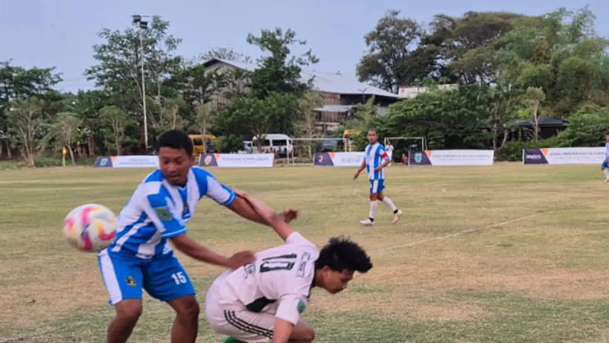 Laga antara Digdaya Grati (jersey biru) melawan Lumbang Raya di Lapangan Kebotohan, Rembang, Selasa (8/9) sore. (Foto: Fahrizal Firmani/Jawa Pos Radar Bromo)
