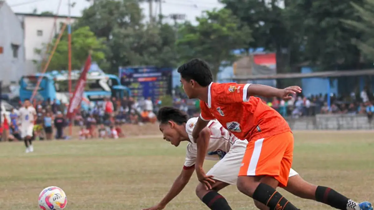 Laga antara Pandaan FC dan GDW FC (jersey oranye) di Lapangan Plumbon, Selasa (8/) sore. (Foto: M Zubaidillah/Jawa Pos Radar Bromo)