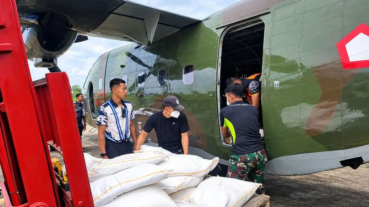 PERSIAPAN: Loading bahan semai NaCl 800 kilogram dan breafing bersama sebelum penerbangan ke kawasan TNBTS, Kamis (3/9).
