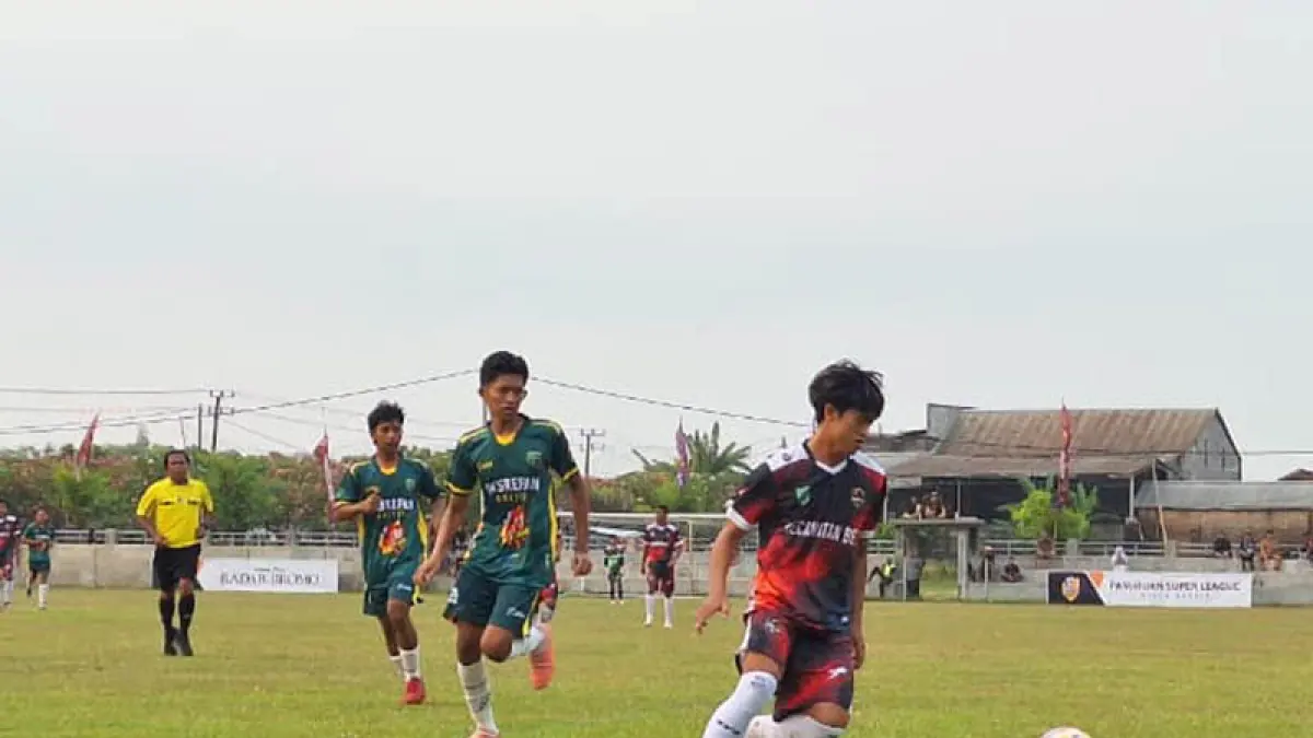 TAK TERKEJAR: Pemain Beji United (jersey hitam merah) saat melawan Pasrepan United di Gelora Sinar Muda, Ngadimulyo, Sukorejo Selasa (8/9). (Foto: M Busthomi/Jawa Pos Radar Bromo)