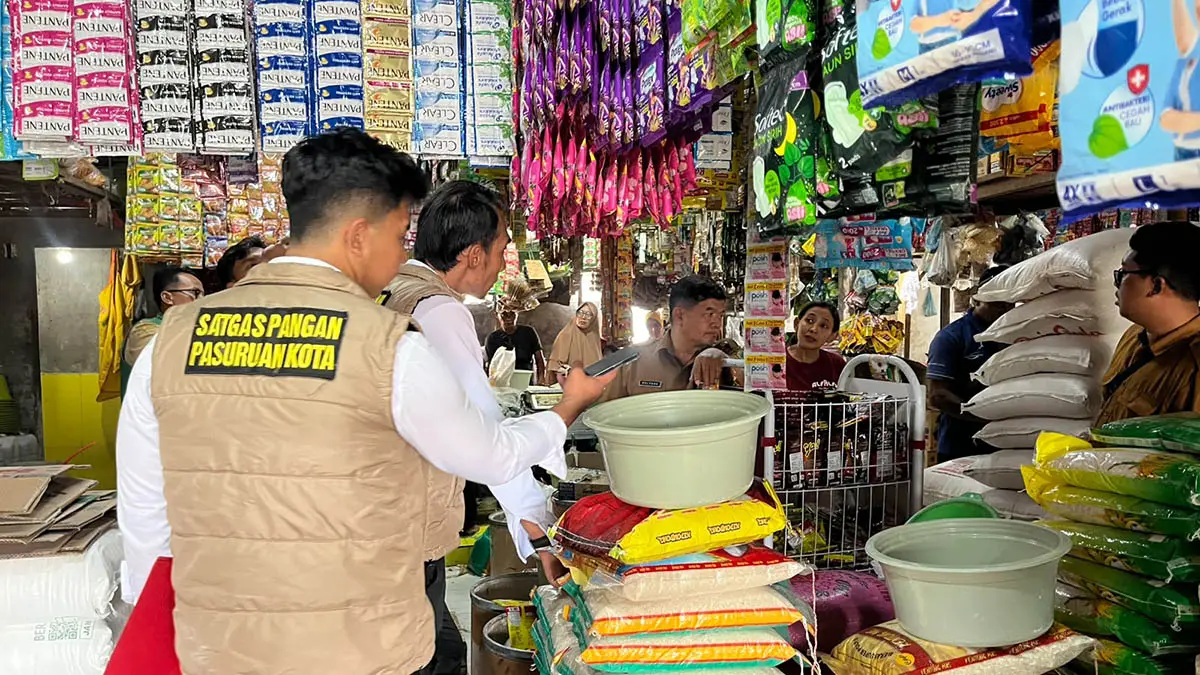 CEK HARGA: Petugas Satgas Pangan Polres Pasuruan Kota saat melakukan sidak di salah satu lapak pedagang. (Polres Pasuruan Kota for Radar Bromo)