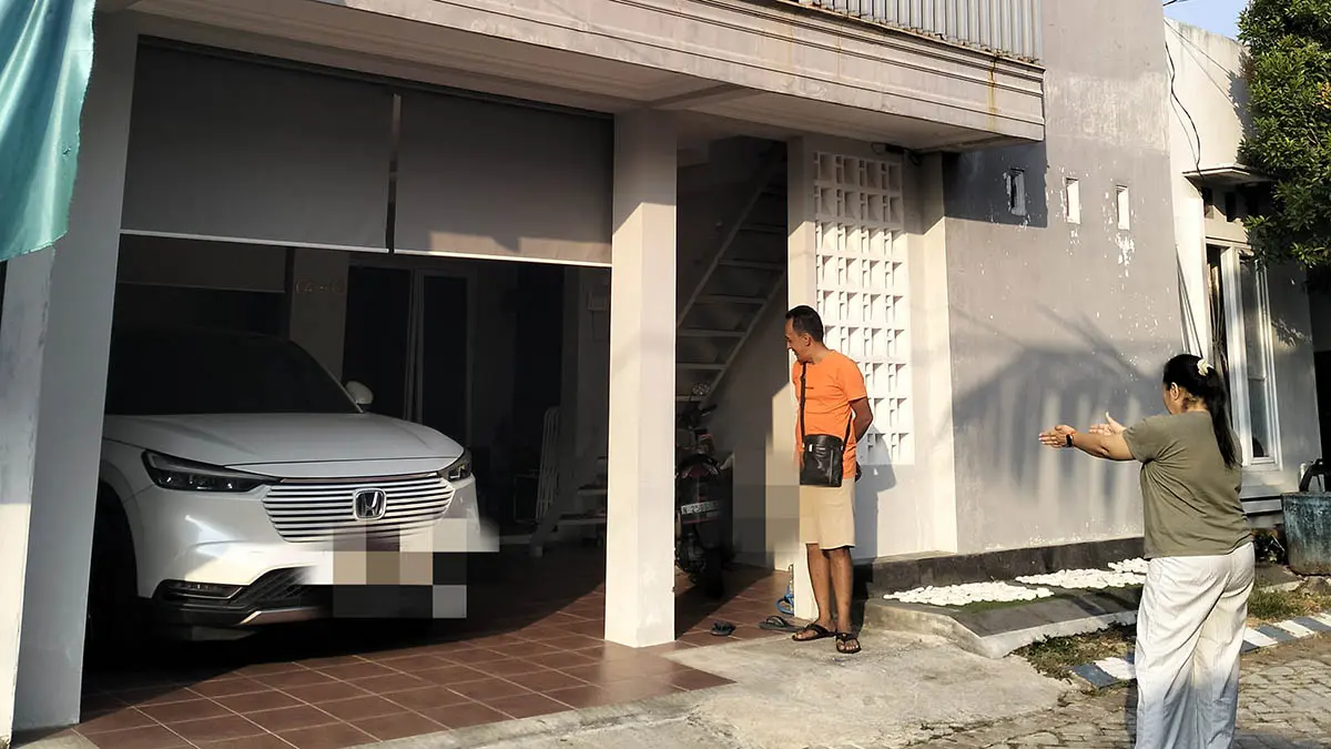 DIBOBOL: Rumah Ibu Dwi di kawasan OIK Sukorejo yang dibobol maling. Motor Honda Beat Street miliknya lenyap digondol maling. (Rizal Syatori/Radar Bromo)