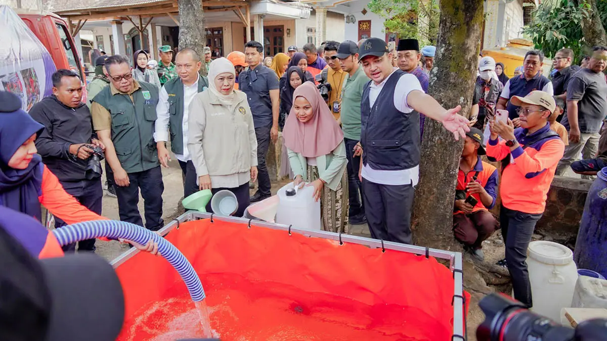 TINJAU KRISIS AIR: Gubernur Jawa Timur Khofifah Indar Parawansa didampingi Bupati Pasuruan M Rusdi Sutejo saat meninjau langsung, pendistribusian bantuan air bersih untuk warga terdampak kemarau panjang di Kecamatan Lumbang, Kabupaten Pasuruan, Minggu (6/9). (Istimewa)