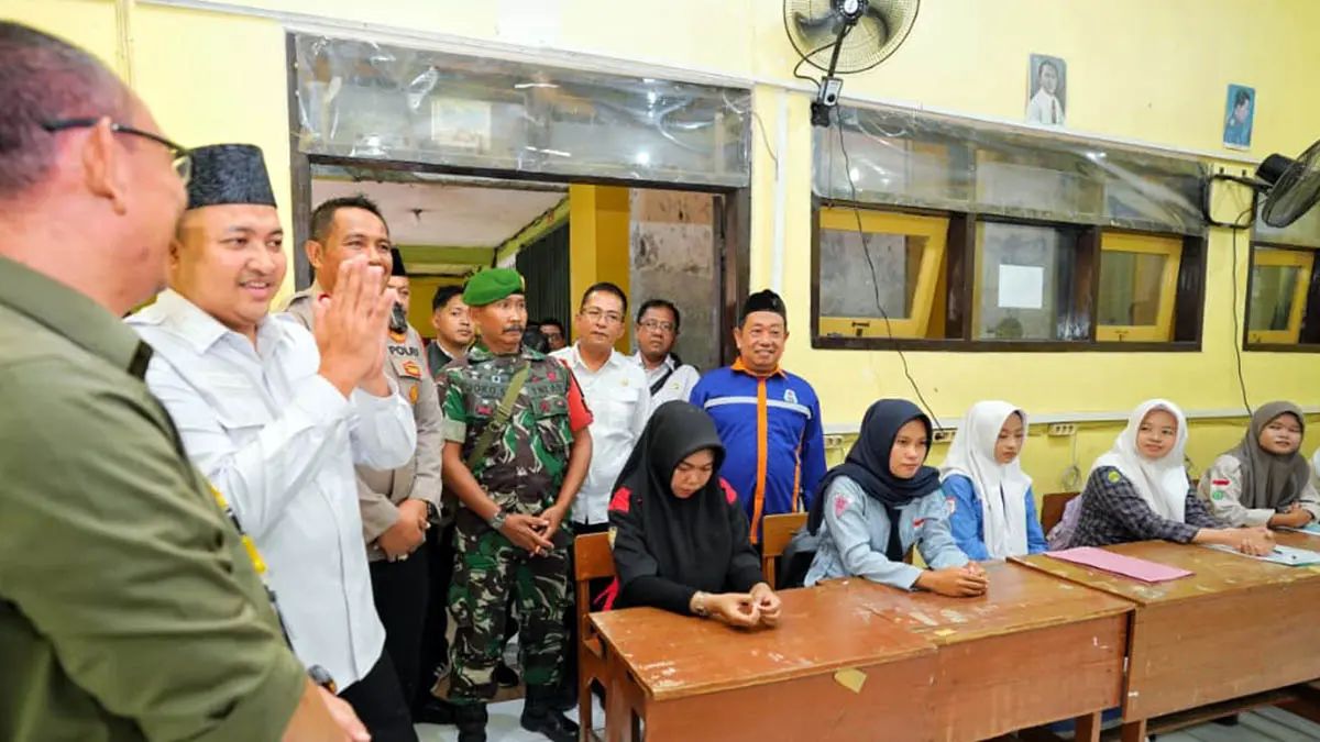 GEMBLENG MENTAL: Bupati Pasuruan HM Rusdi Sutejo berdialog dengan para siswa dalam acara Career Day di SMKN 1 Bangil, Kabupaten Pasuruan, Rabu (9/9). (Pemkab Pasuruan for Radar Bromo)