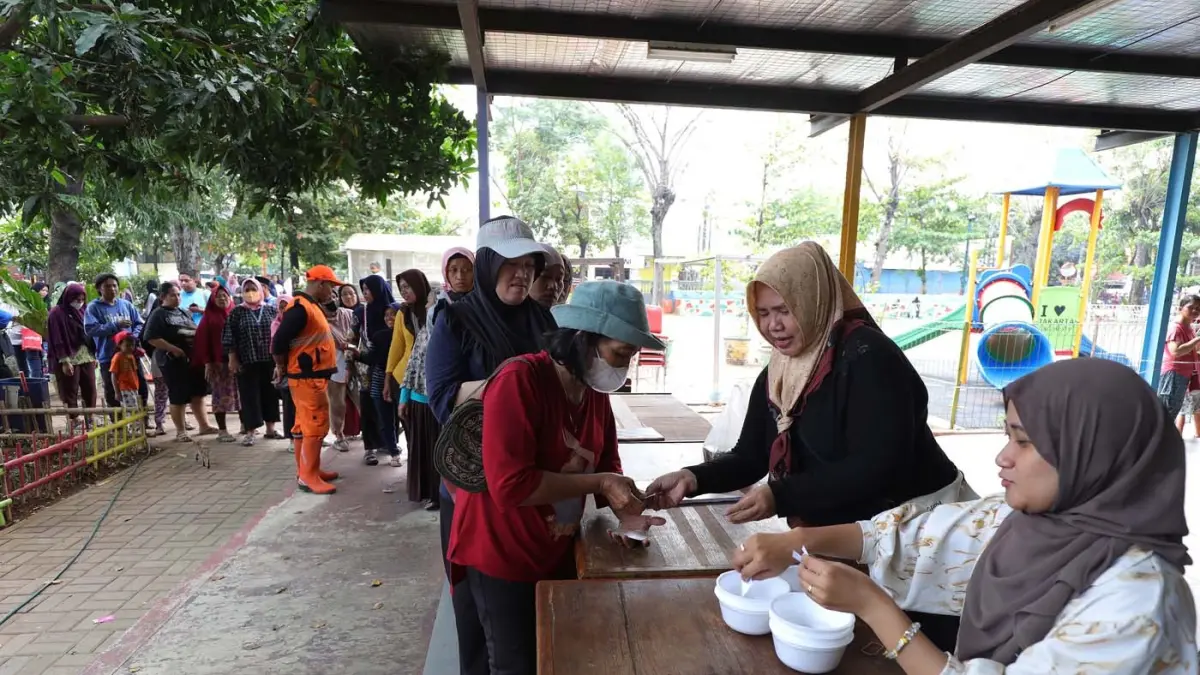 LUSTRASI. Warga mengantre mengambil Kupon Bansos