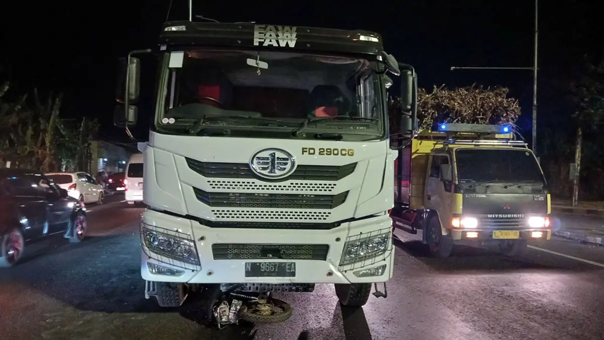 MASUK KOLONG: Kondisi motor Astrea yang dikendarai korban berada di kolong truk usai diseruduk truk di Purwodadi, Selasa malam (8/9). 