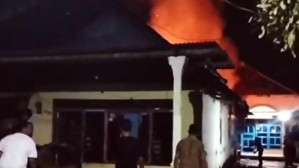 PANIK: Kobaran api yang menyala-nyala di rumah Munib, warga Karangrejo, Kecamatan Gempol, memicu kepanikan. (Istimewa)