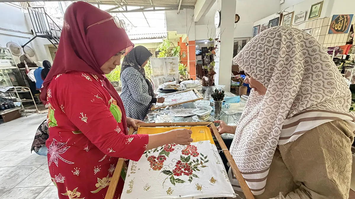 Pemilik Nurita Batik Galery, Nurita Iza Rosdiany (kiri) memberikan pelatihan kepada peserta.