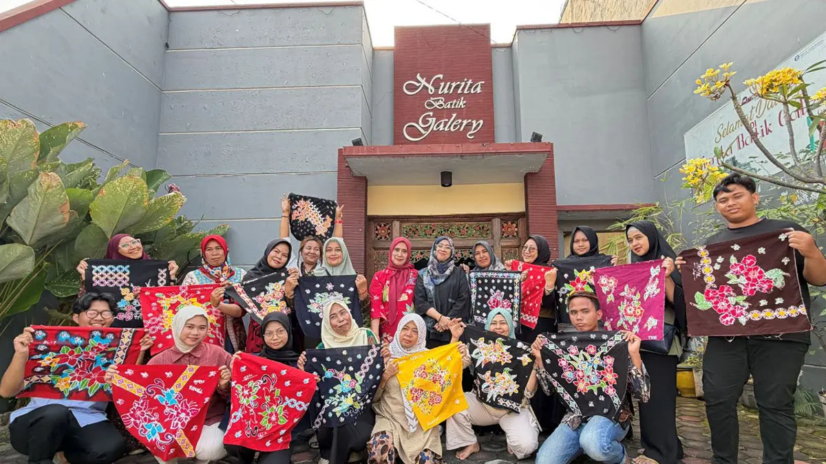 Peserta pelatihan menunjukkan hasil karya batiknya dengan sentuhan AI.