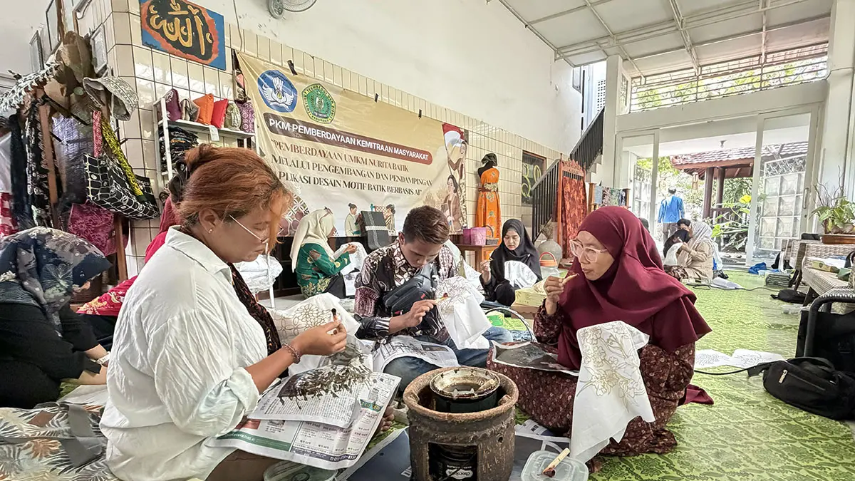 Suasana proses pencantingan di Nurita Batik Galery.