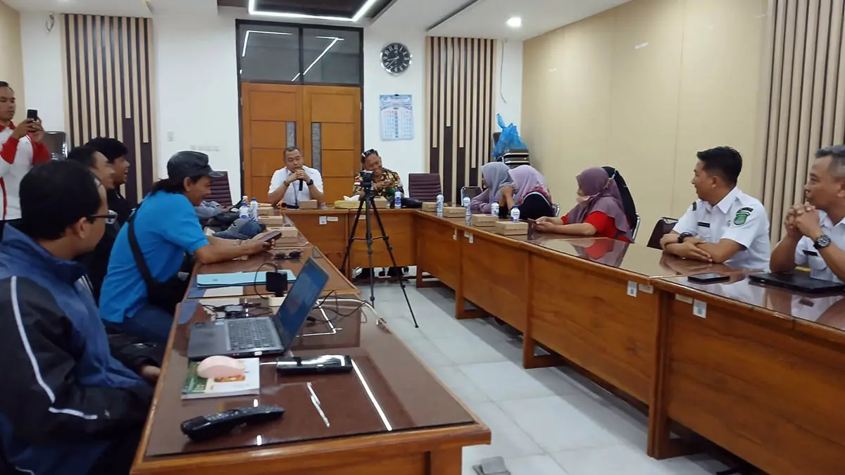 TUNTUT TRANSPARANSI: Suasana audiensi antara perwakilan warga Luwung, Beji, dengan jajaran Diskoperindag Kabupaten Pasuruan terkait sengkarut utang piutang ekstrem. (Muhamad Busthomi/Radar Bromo)