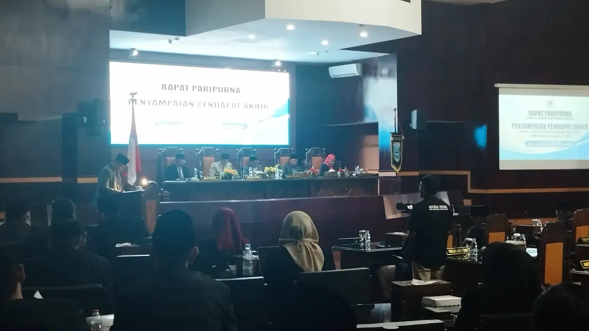 PARIPURNA: DPRD Kabupaten Probolinggo menggelar Rapat Paripurna Pembahasan P-APBD 2026, Rabu (9/9). Usai momen ini, sejumlah pihak menanggapi terkait adanya dugaan empat anggota DPRD berada di Desil 2. (Agus Faiz Musleh/Jawa Pos Radar Bromo)