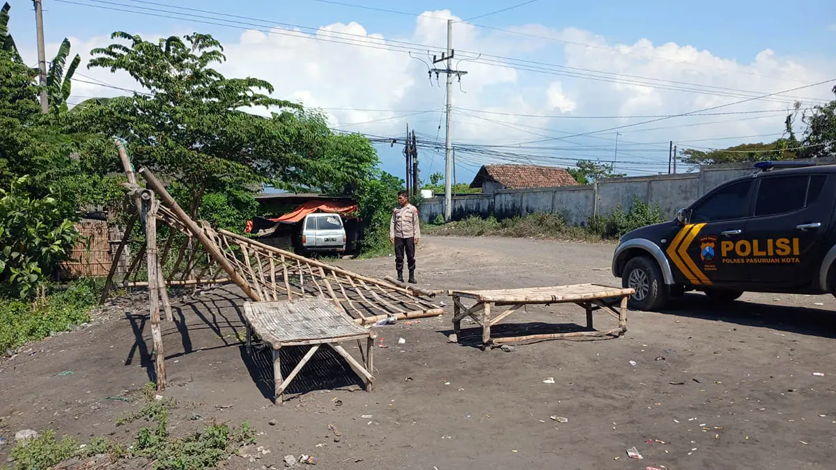 PATROLI: Petugas kepolisian saat mendatangi lokasi yang diduga menjadi arena perjudian. (Istimewa)