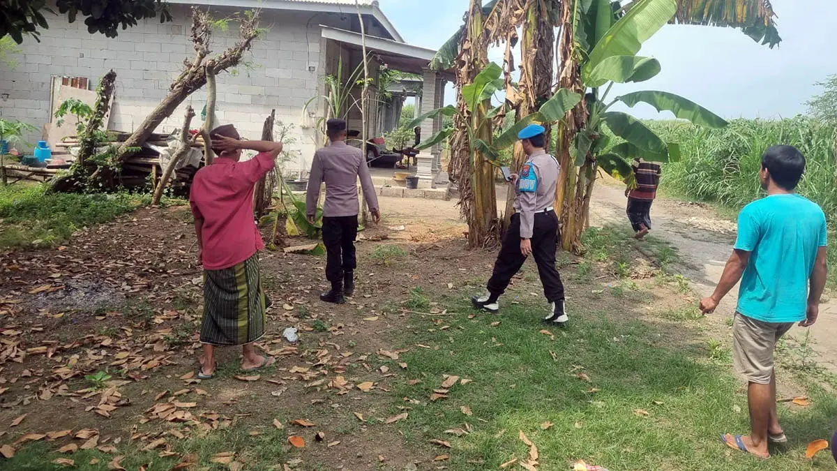 PATROLI: Petugas kepolisian saat mendatangi lokasi yang diduga menjadi arena perjudian. (Istimewa)