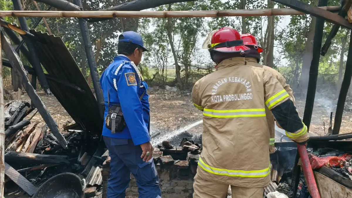 SIRAM: Tim Damkar Satpol PP Kota Probolinggo memadamkan api di dapur penggorengan kerupuk milik Halima, warga Kelurahan/Kecamatan Kedopok, Kota Probolinggo, Selasa (8/9). (Damkar Satpol Pp Kota Probolinggo For Jawa Pos Radar Bromo)