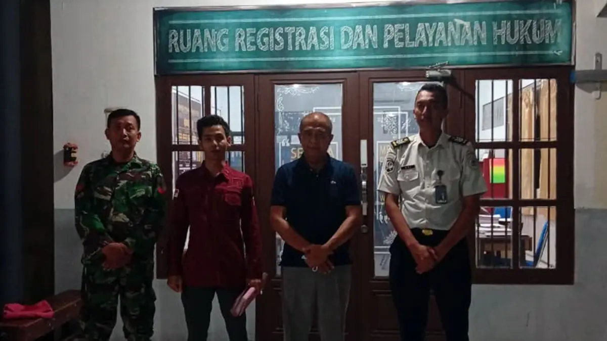 SPRINDIK BARU: Ketua Pokmas TKD Wonosari Tutur Heru Tri Wibowo (dua dari kanan) saat kembali ditahan usai muncul sprindik baru kasus pungli PTSL Wonosari, Tutur, Kabupaten Pasuruan.