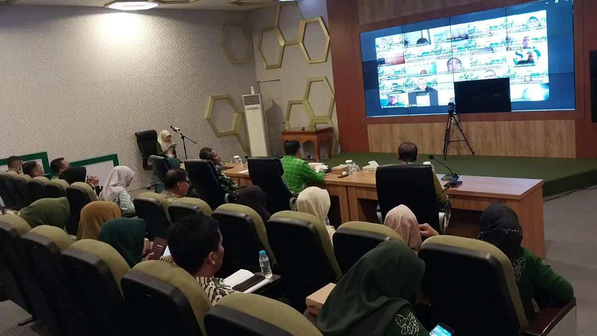 
ARAHAN: Wali Kota Probolinggo dr. Aminuddin (hijau, membelakangi kamera) saat menyampaikan arahan dalam pembukaan ANVAPRO 2026 yang berlangsung di lantai II Ruang Command Center Kantor Wali Kota Probolinggo, Kamis siang (10/09).   
