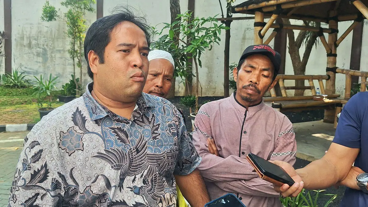 BERI KETERANGAN: Perwakilan warga yang melaporkan kasus dugaan pungli PTSL Randupitu, Gempol, Kabupaten Pasuruan. (M Busthomi/ Radar Bromo)