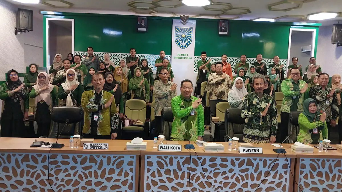 BERSOLEK: Wali Kota Probolinggo dan jajaran berpose usai sosialisasi Anvapro 2026. (Evelyn Ridhayanti/ Radar Bromo)